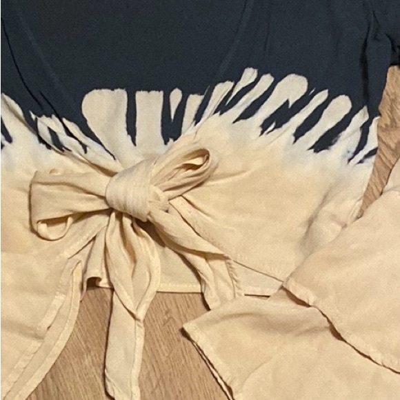 AKIRA Crop Top w Tie & Wide Bell Sleeves. Pit to pit = 18 inches. - Picture 11 of 11